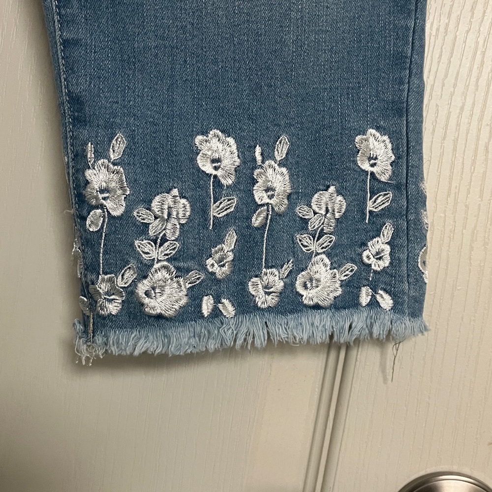 Denim embroidered petite capris - Picture 2 of 11